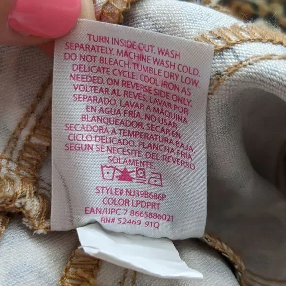 ⭐ Junior's Cheetah Print Jeans - Picture 6 of 9